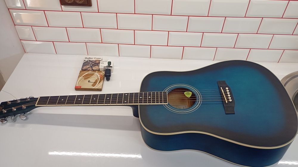 SX китара с допълнителни струни, клип тунер, капо и калъф за китара