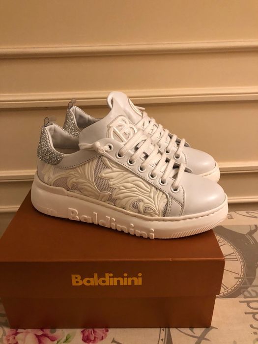 Продам кроссовки