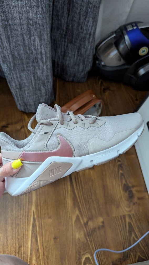 Кроссовки Nike Legend Essential 2