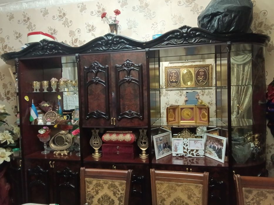 Продается стенка в хорошем состоянии. Только стеклянные дверцы нету .