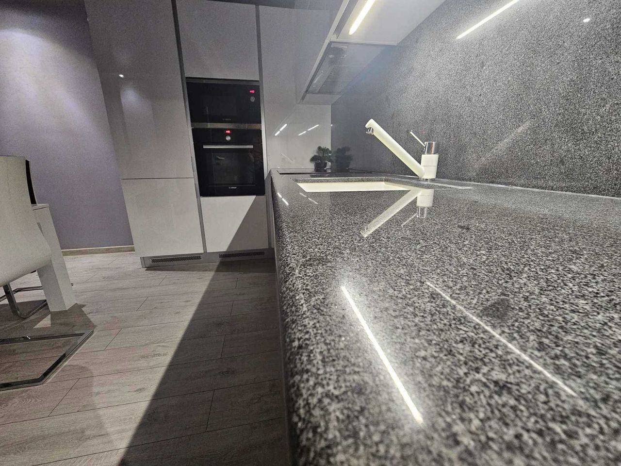 Продава се Тристаен апартамент в Пловдив, Младежки Хълм - 102 кв.м за 1195 €/кв.м - Снимка #6