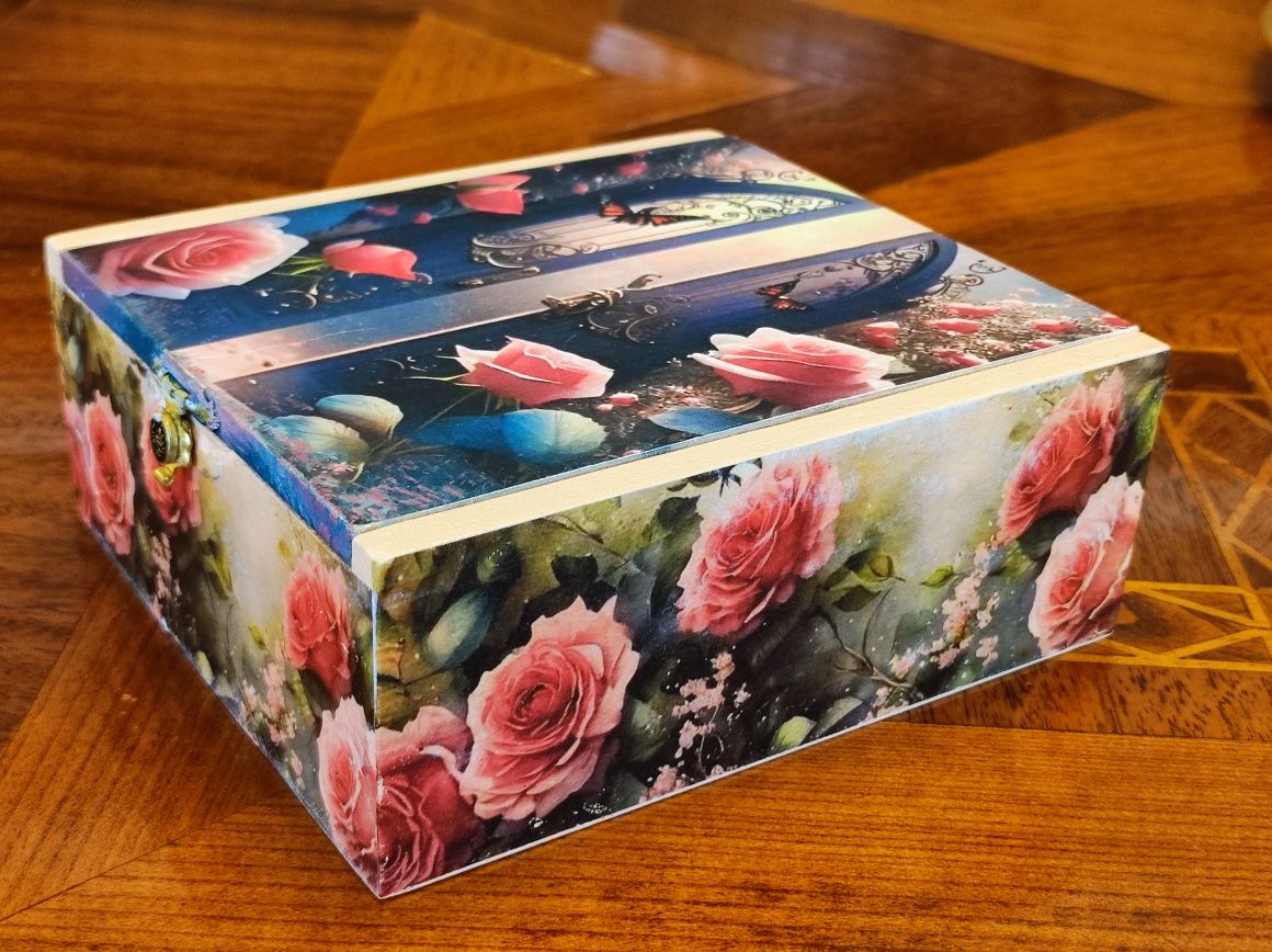 Цветна дървена кутия за подарък зареджащ с настроение!