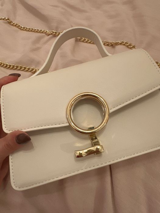 Малка бяла чанта чисто нова