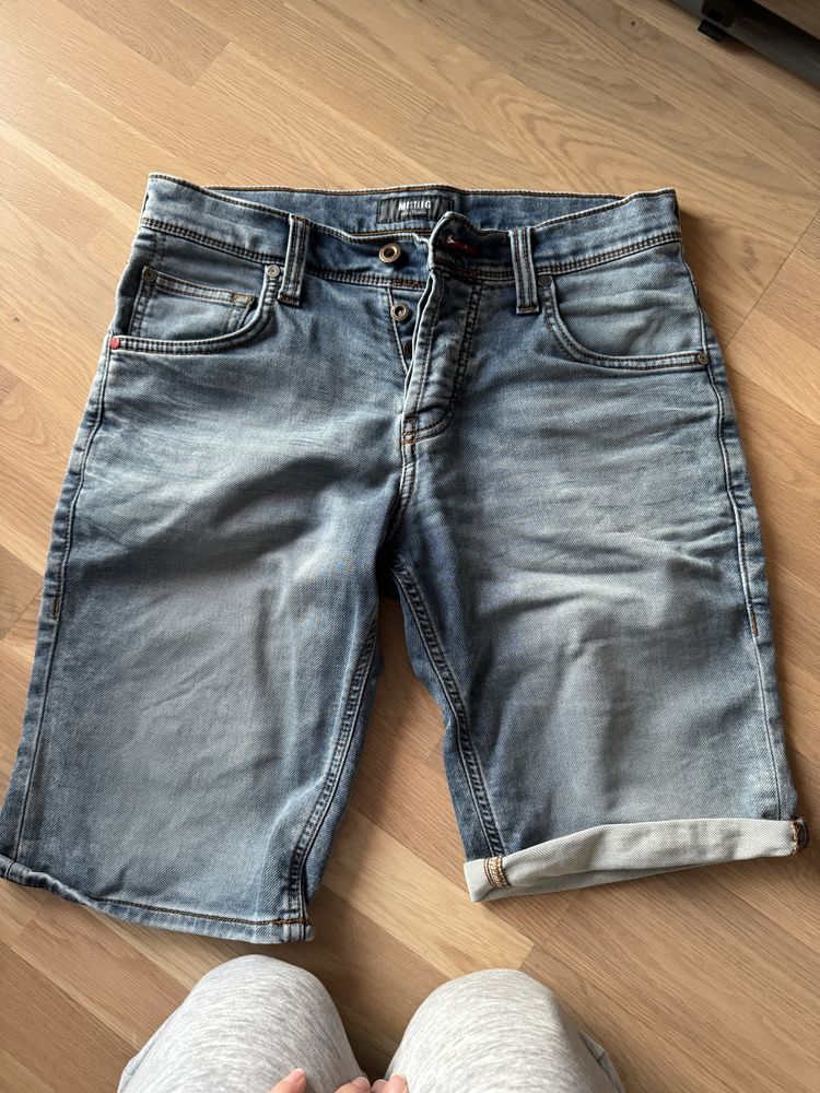 Blugi Pull and Bear, Mustang si Colins