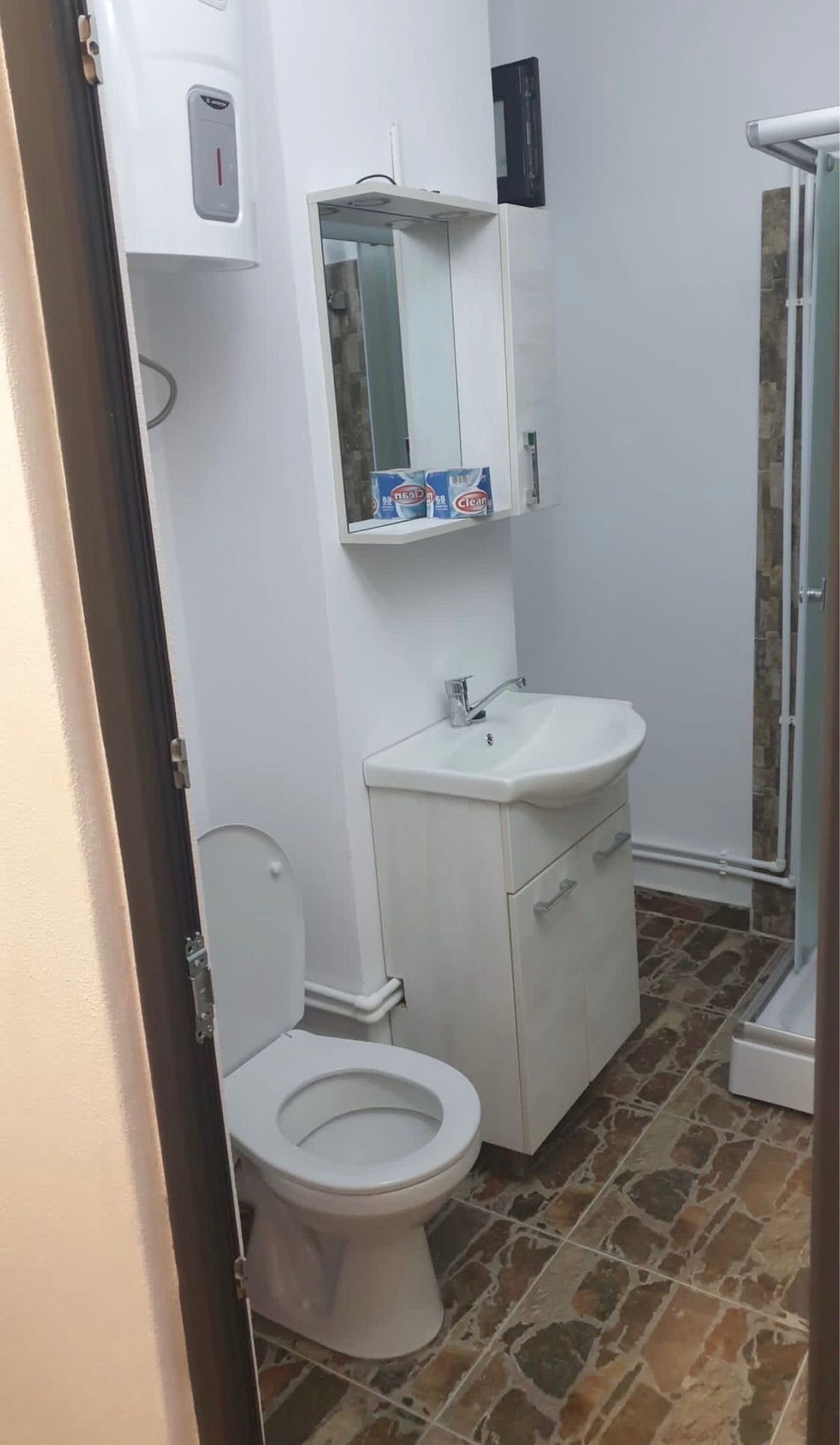 Garsonieră de închiriat – 32 mp + terasă 20 mp, renovată complet