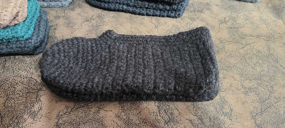 Продаются вязаные тапочки , стельки .