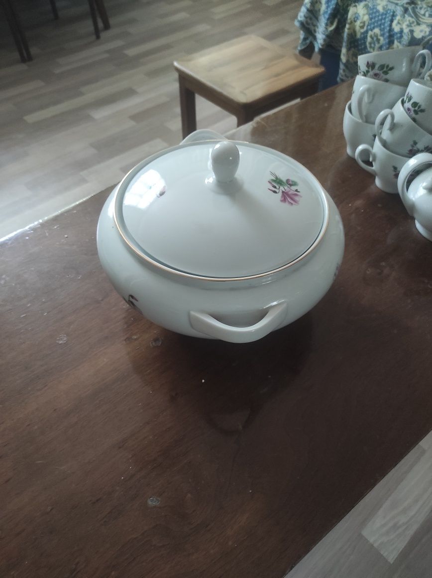 Продам разную посуду.