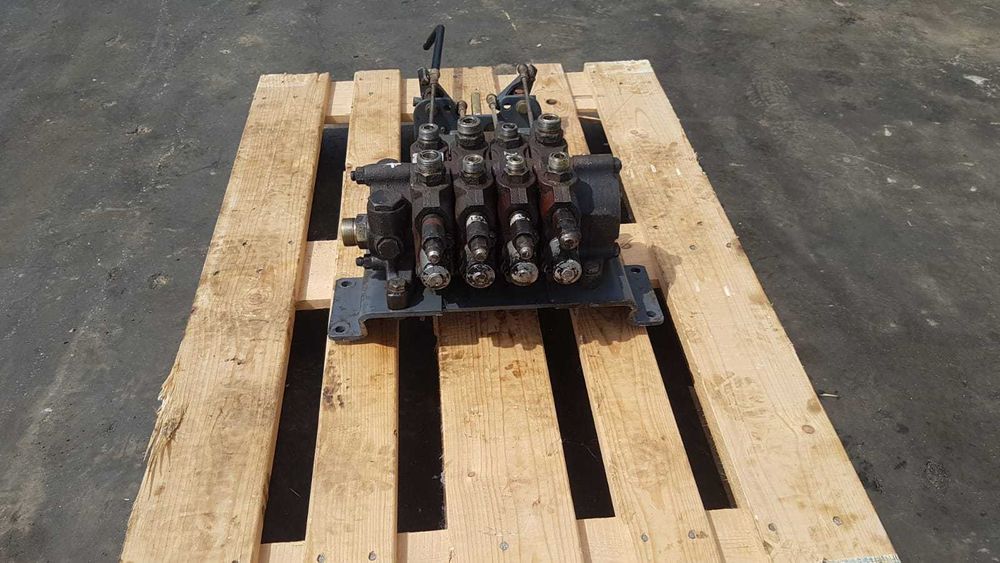 Distribuitor hidraulic Husco pentru buldoexcavator JCB