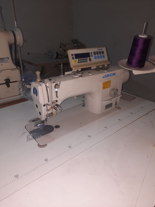 Masina automata pt. cusut liniar -Jack