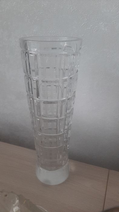Хрустальная ваза,чайный сервиз ,отличные новые фужеры ,