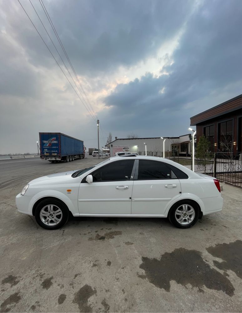 Lasetti 1.6 sotiladi