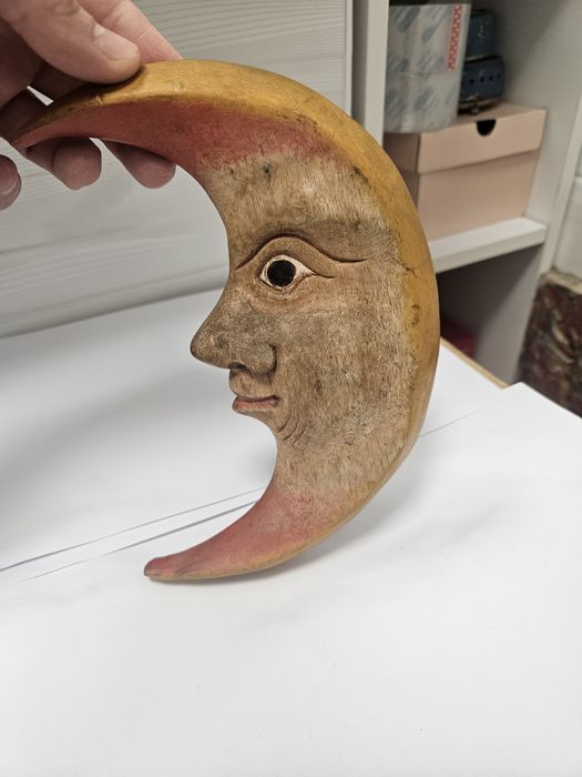 Semiluna sculptată în lemn