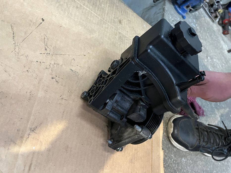 Хидравлична помпа Мерцедес OM651