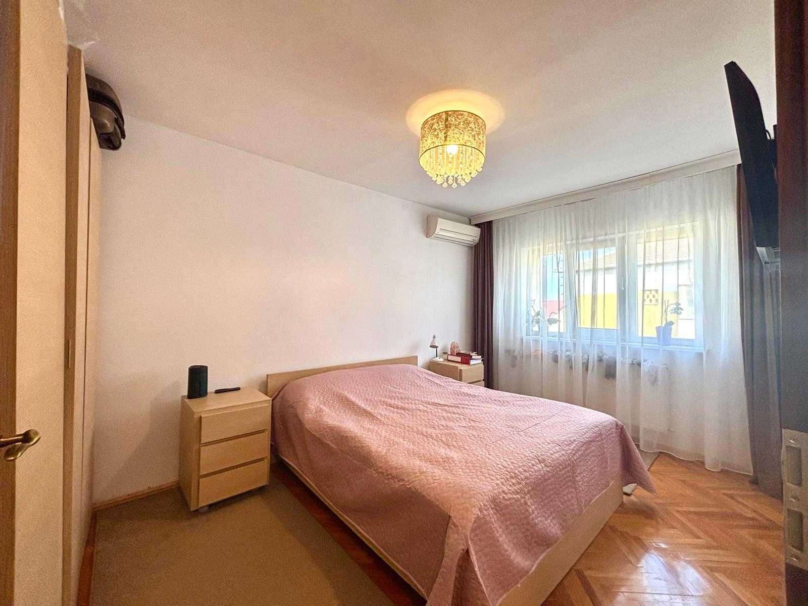 Vand apartament cu 3 camere decomandat, mobilat in zona Shopping City