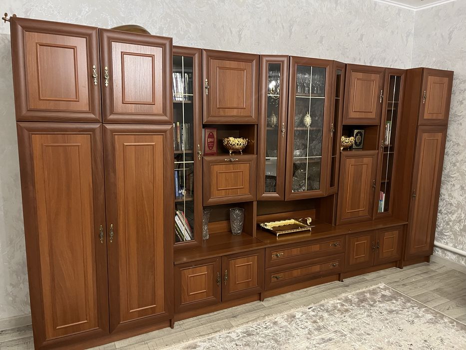Продам недорого гарнитур в зал в отличном состояний.