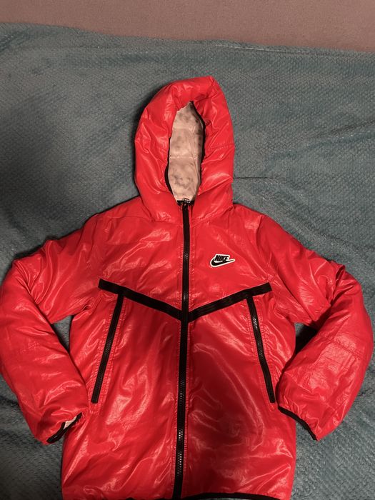 Червено яке Nike