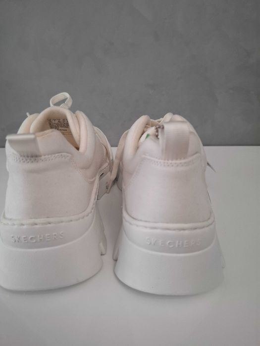 Papuci albi Skechers