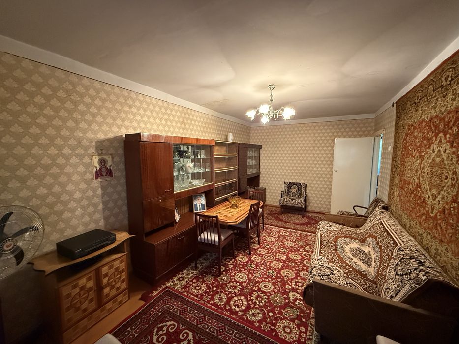 Продаю свою квартиру на рисовом 3 комнатная 2 этаж 4х этажка не торцев