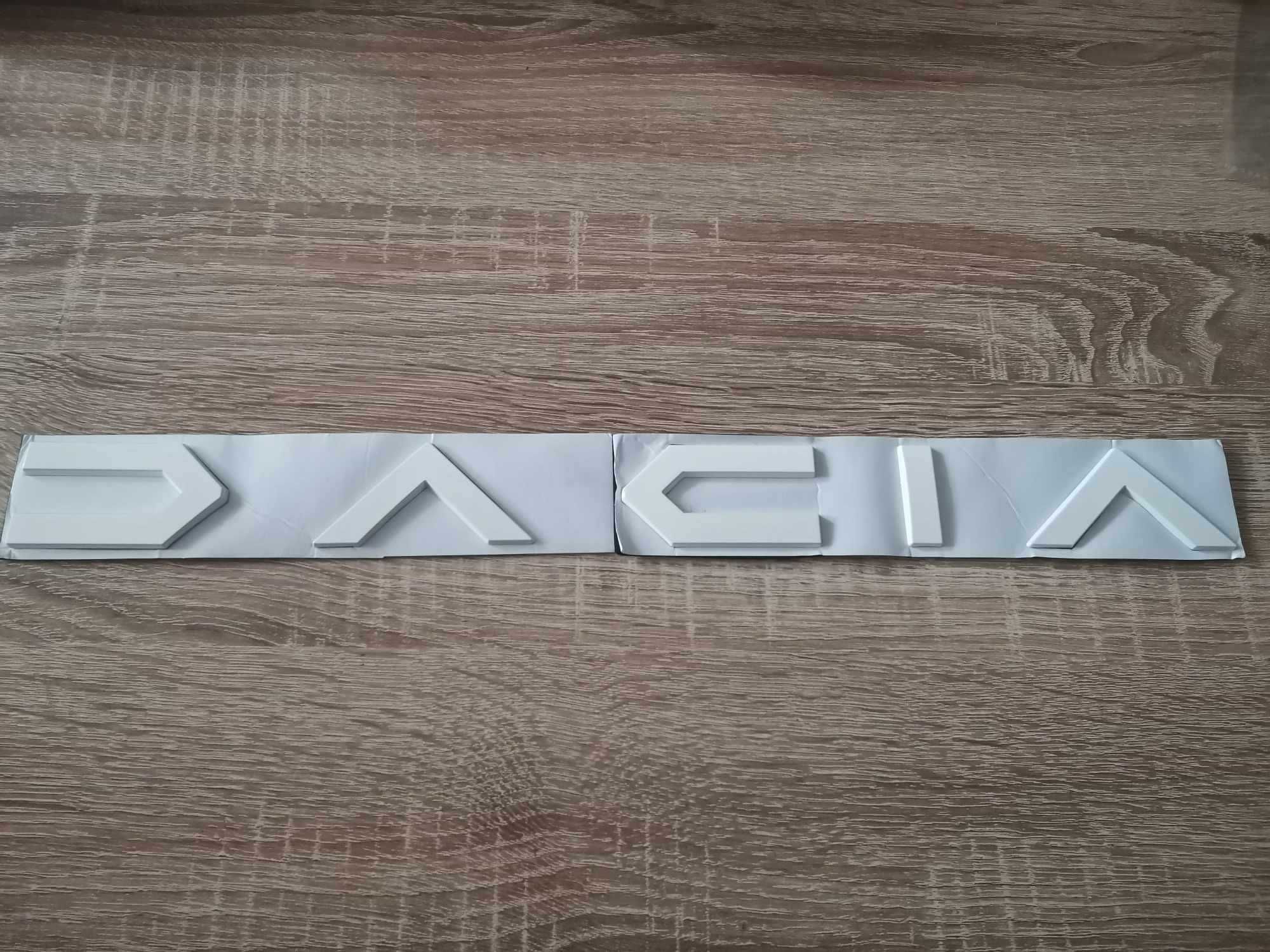 бял надпис Дачия Dacia нов стил