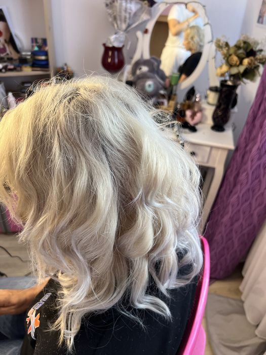 Ofer servicii de makeup si coafat pascani