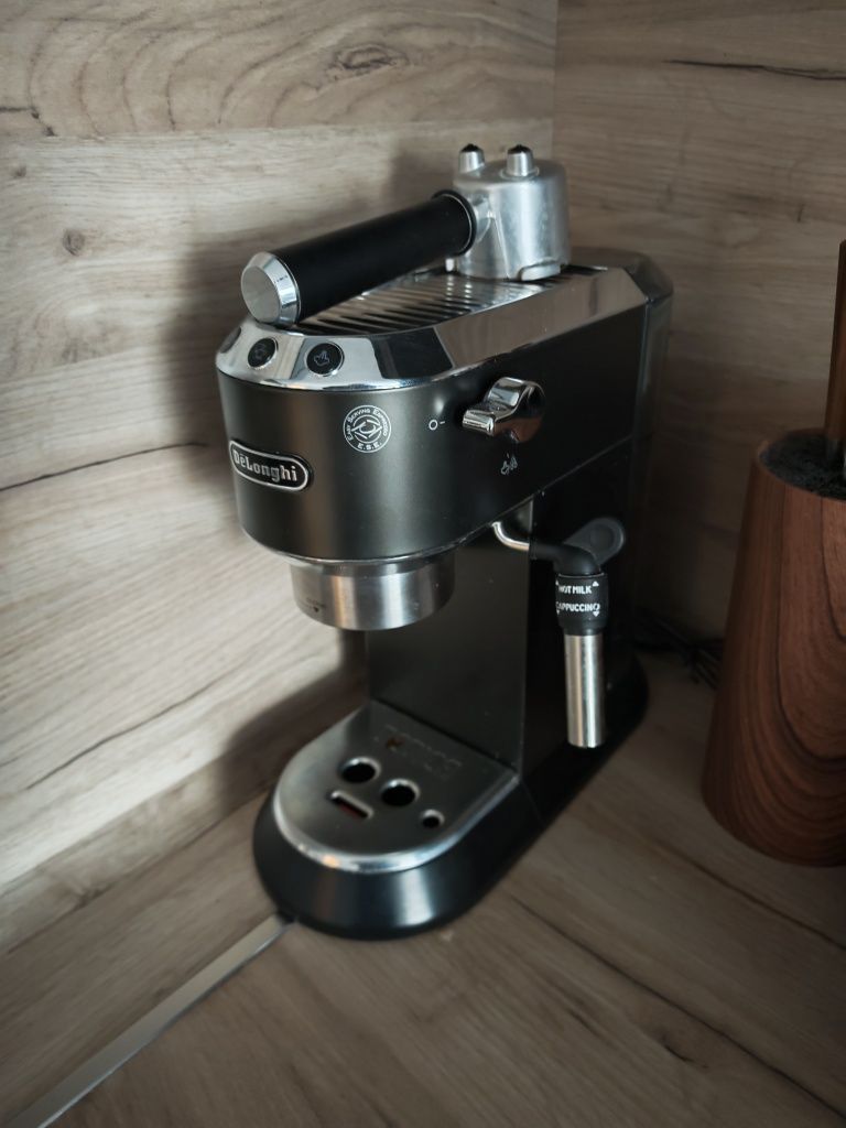 Delonghi Dedica кафе машина