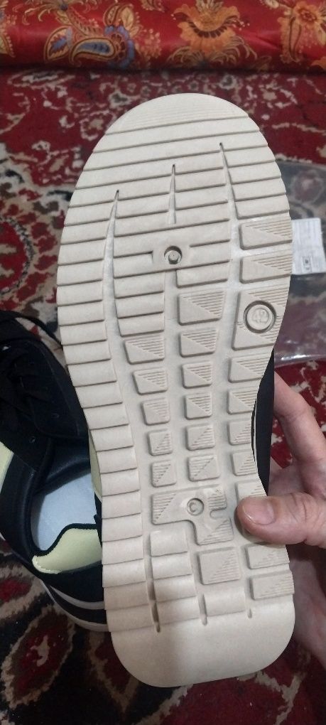 новые кроссовки 41-42 размер