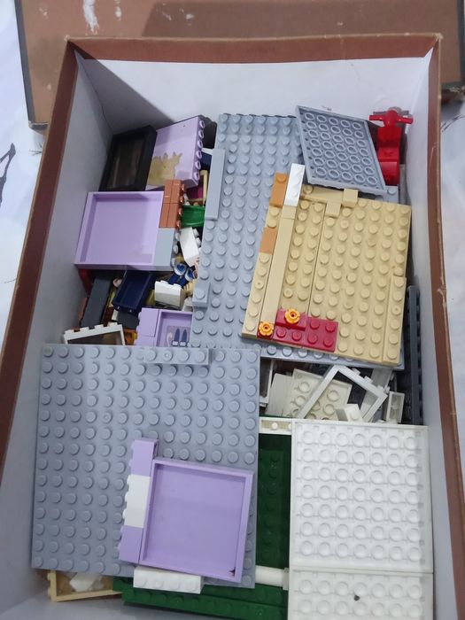 Игрушки ЛЕГО в отличном состоянии деталей много коробка до половины