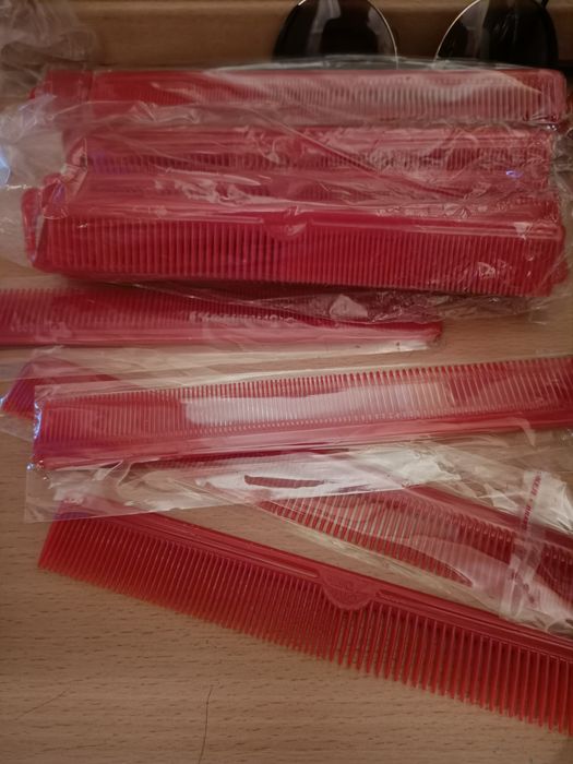 Расчёски,зажимы для волос парикмахерские.