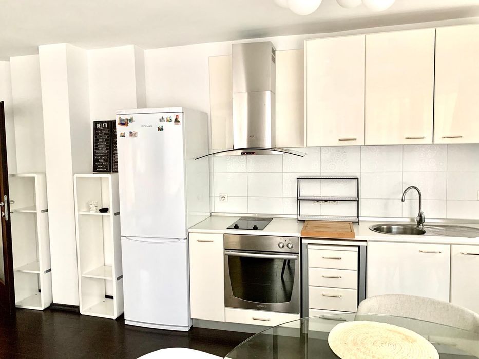 Бяла гланцова кухня с вградени уреди, MDF