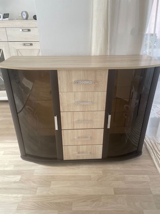 Comoda cu doua usi si cinci sertare