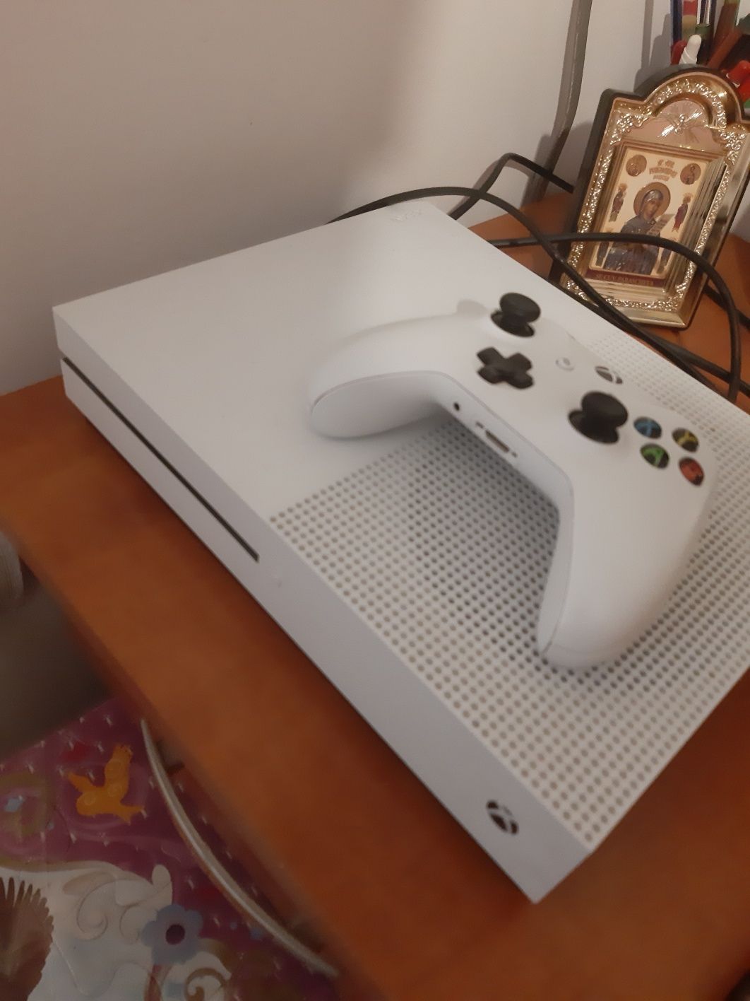 vând Xbox one s in stare buna  are 780 de GB