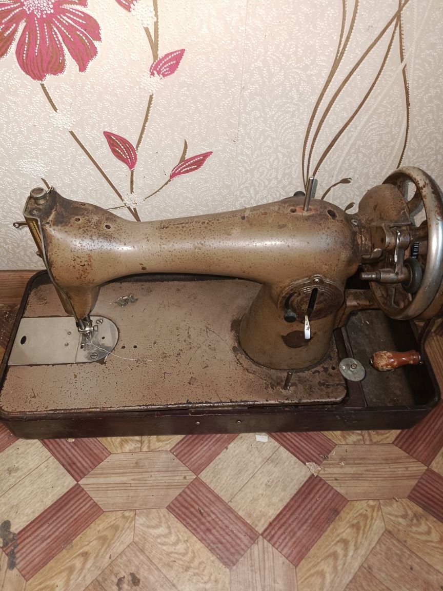 Продам швейную машинку советскую