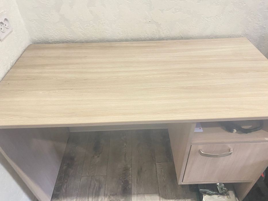 Продам письменный стол для компьютера/учебы