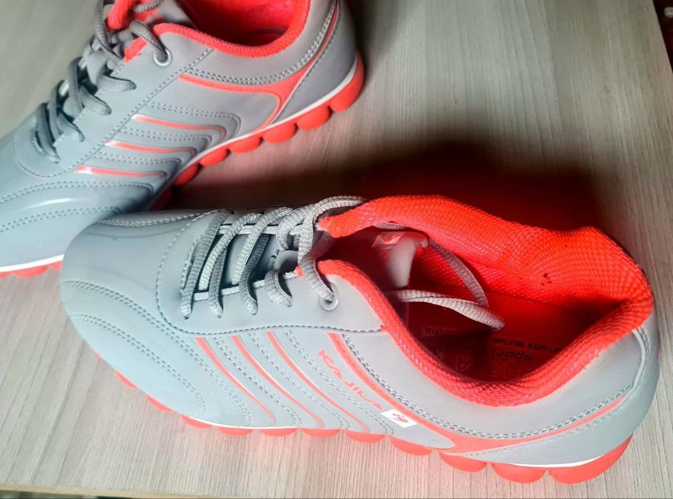 Кроссовки женские