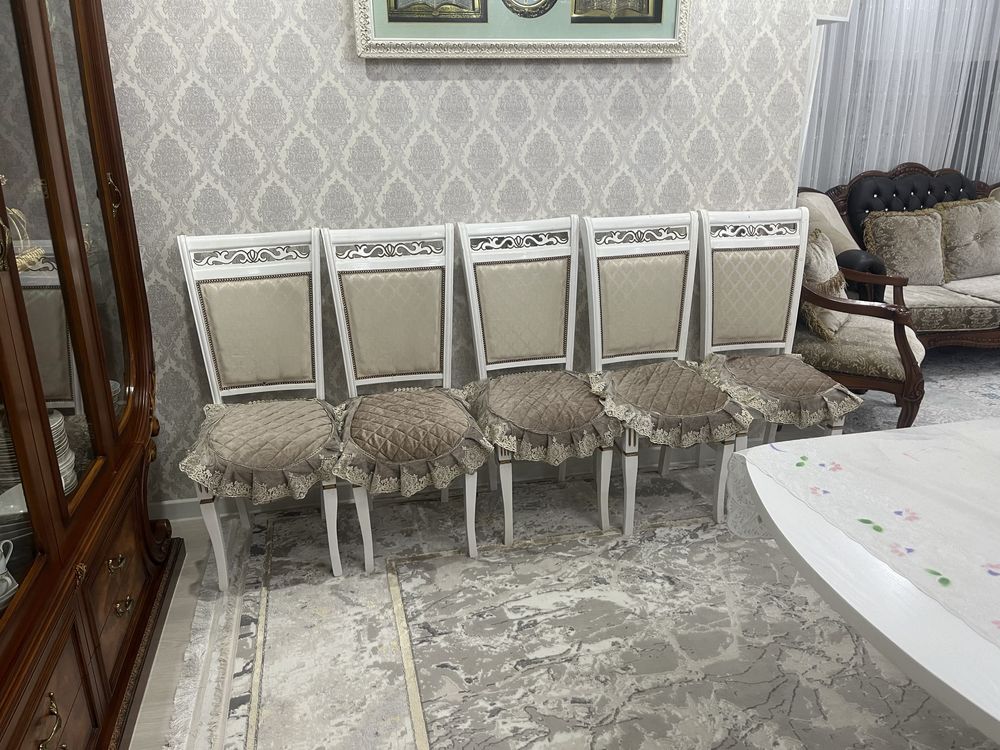 Продам гостиный стол со стульми почти новый лакированный