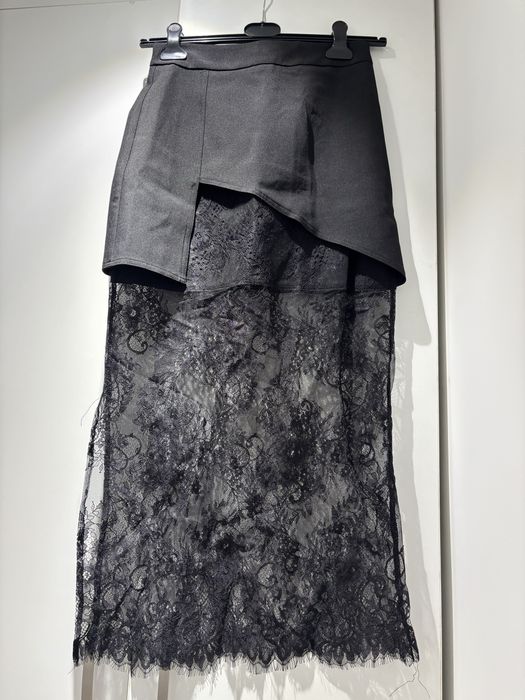 Черна пола с дантела