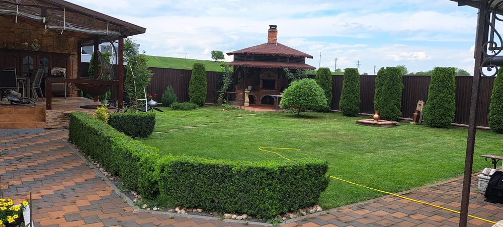 Vând casă + anexă