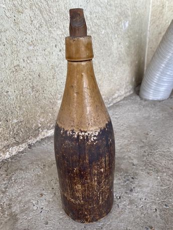 Много стара керамична бутилка