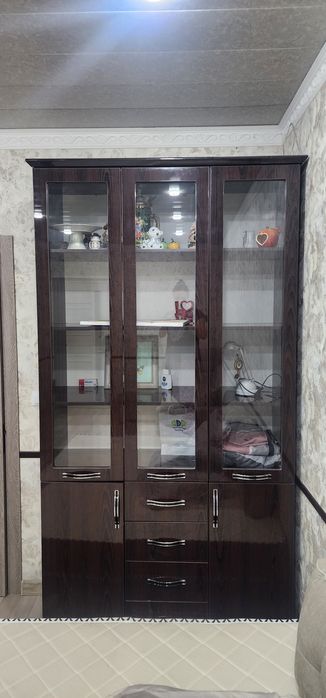 Продаётся свой шкаф-сервант.