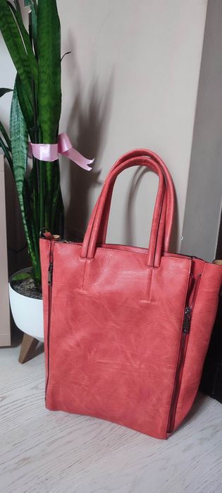 Червена дамска чанта