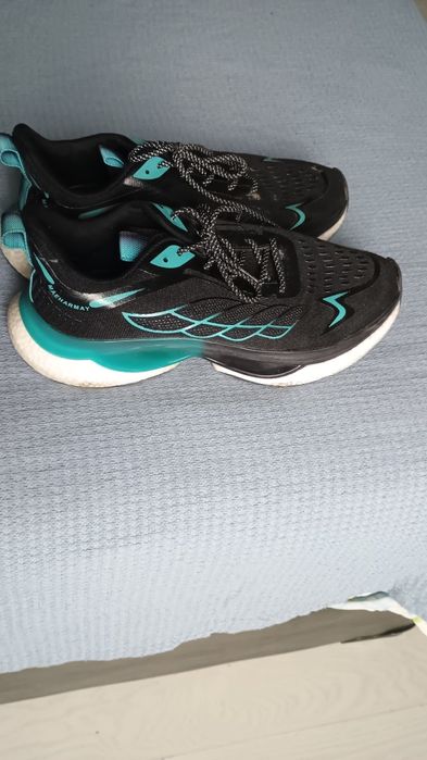 Vând adidași sport