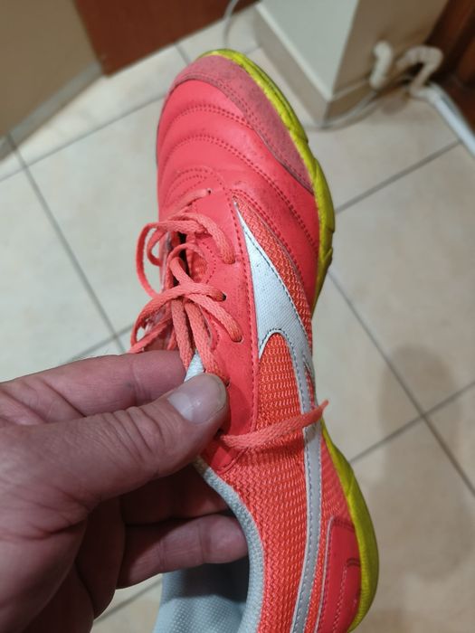 Adidași fotbal turf brand Mizuno.