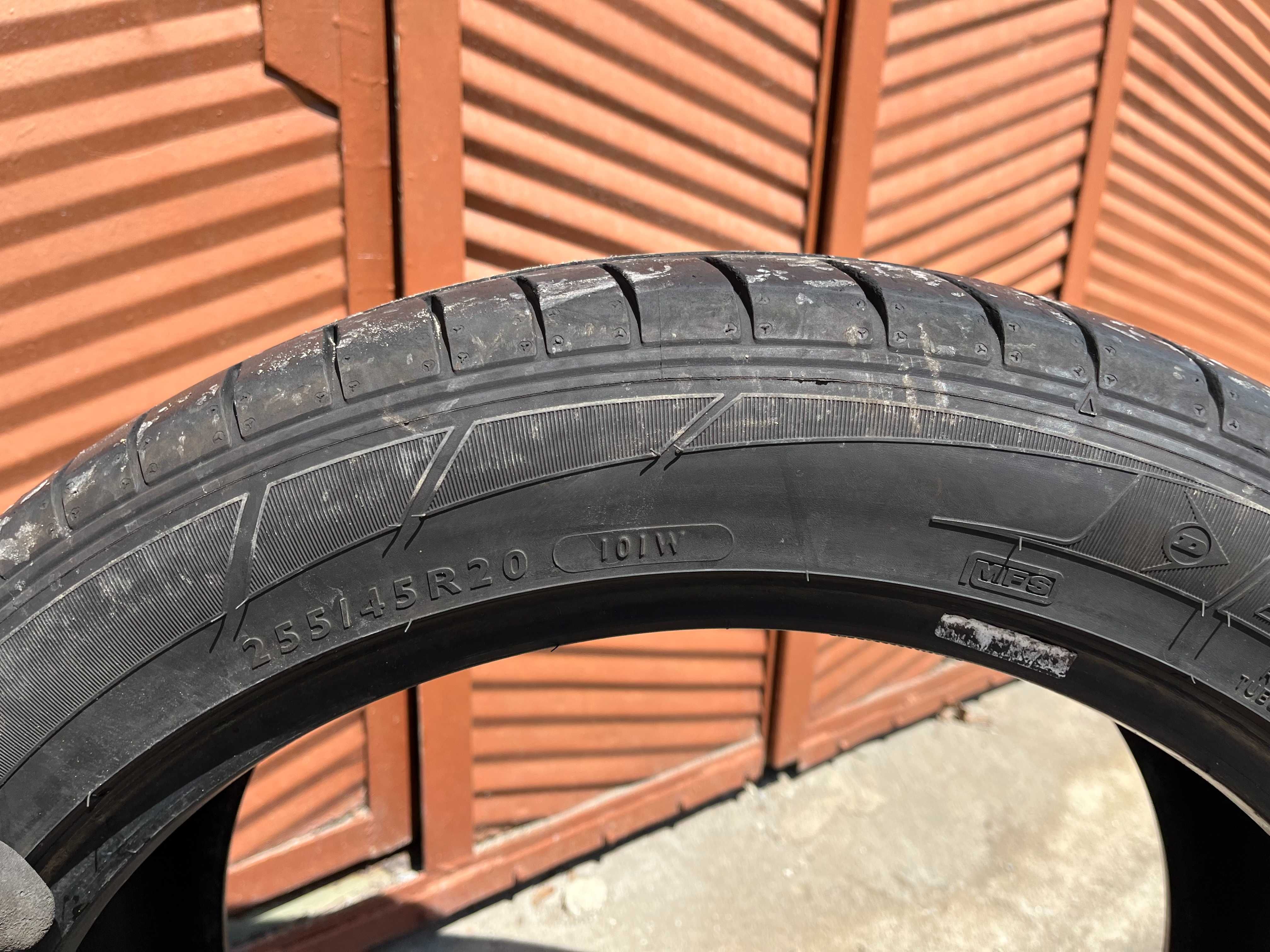 4 бр. летни гуми 255/45/20 Dunlop AO DOT 5117 2x5,5 mm 2x4,5 mm