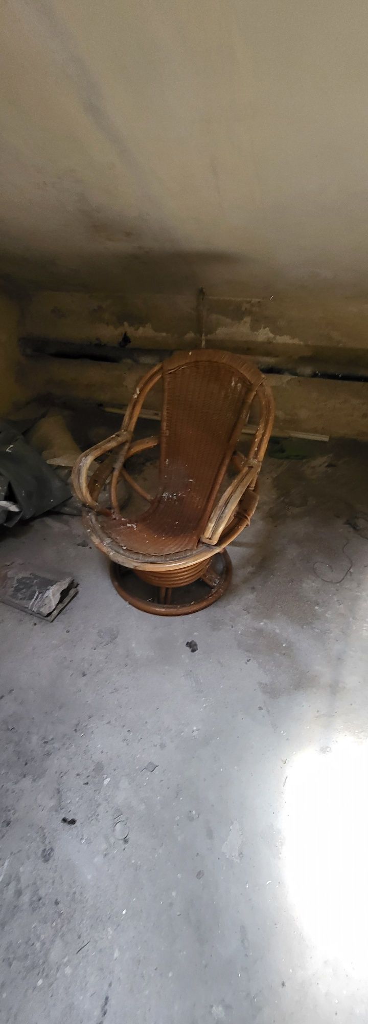 Ратанов стол, въртящ се