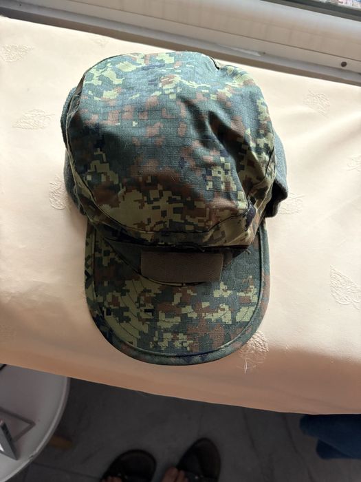 Зимна шапка и две ризи