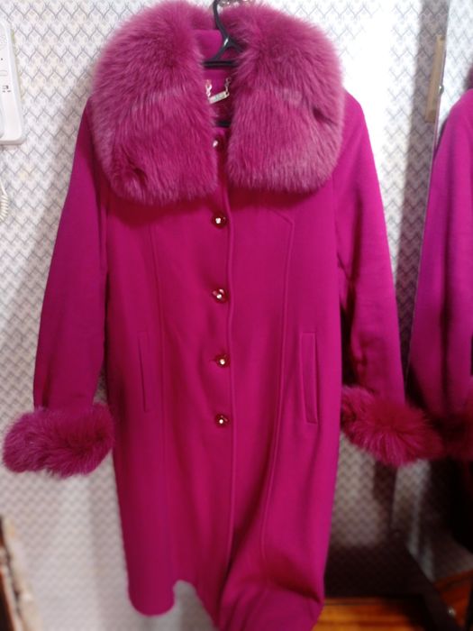 Зимнее пальто в очеровательном малиновом цвете