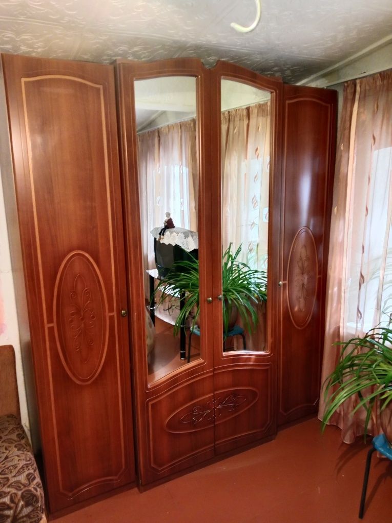 Продам шифонер состояние нового