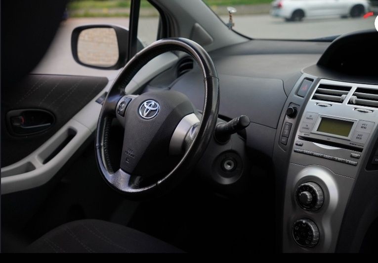Toyota Yaris II Facelift 1.0 VVTI Echipare LUNA
