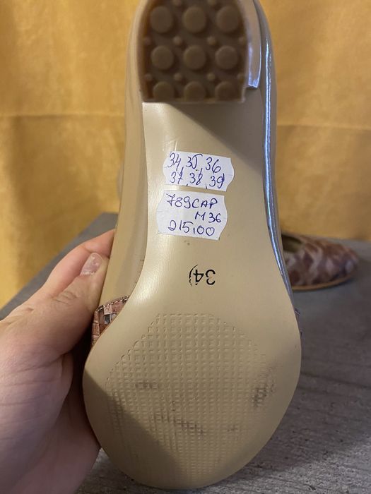 Vand pantofi Luvabe cu toc gros numarul 34