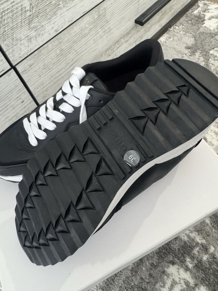 Обувки Guess